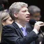 Segundo Van Hattem, o governo petista ‘trabalha com base na mentira e na perseguição’. ‘Por isso que Lula se manteve no poder até agora, senão já teria sofrido o impeachment’ | Foto: Reprodução/Câmara dos Deputados