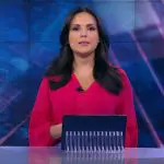 Foto de Márcia Dantas no estúdio do SBT Brasil