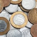 Moedas do real, em alusão à nota sobre o governo Lula ter a maior arrecadação em 12 anos para o mês de novembro
