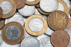 Moedas do real, em alusão à nota sobre o governo Lula ter a maior arrecadação em 12 anos para o mês de novembro