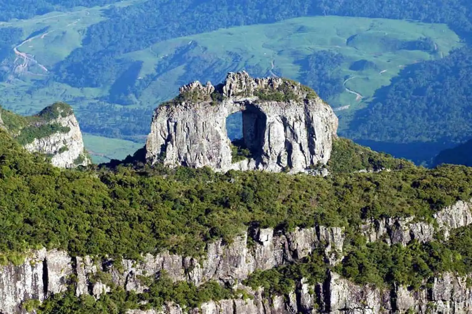 Morro da Igreja e Pedra Furada