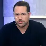 Foto do jornalista Paulo Mathias no estúdio da Jovem Pan