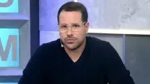 Foto do jornalista Paulo Mathias no estúdio da Jovem Pan