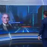 Foto de Bruno Peruka sendo homenageado por Marcelo Rezende no SBT