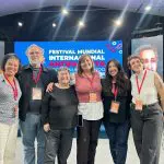 Mônica Valente, quarta pessoa na foto, da esquerda para a direita: festival no dia da prisão da principal líder opositora à ditadura na Venezuela | Foto: Reprodução/Twitter/X