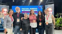 Mônica Valente, quarta pessoa na foto, da esquerda para a direita: festival no dia da prisão da principal líder opositora à ditadura na Venezuela | Foto: Reprodução/Twitter/X
