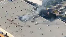 avião caiu no em um galpão em Fullerton, nos arredores de Los Angeles; 19 pessoas ficaram feridas... Leia mais no texto original: (https://www.poder360.com.br/poder-internacional/queda-de-aviao-de-pequeno-porte-na-california-mata-2-assista/) Aeronave caiu no em um galpão em Fullerton, nos arredores de Los Angeles; 19 pessoas ficaram feridas...