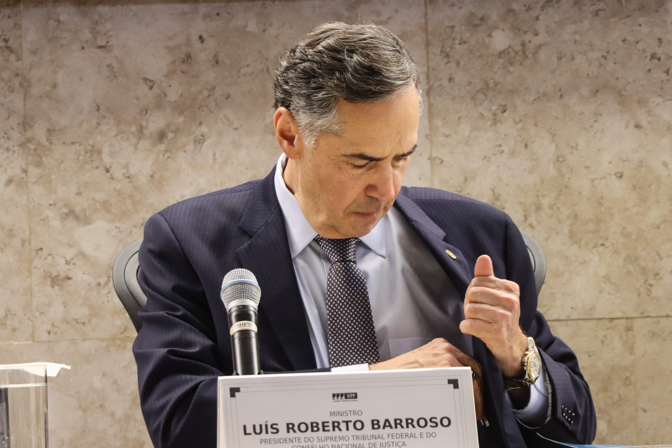 Servidores do Judiciário protestam contra desigualdade salarial em carta a Luís Roberto Barroso