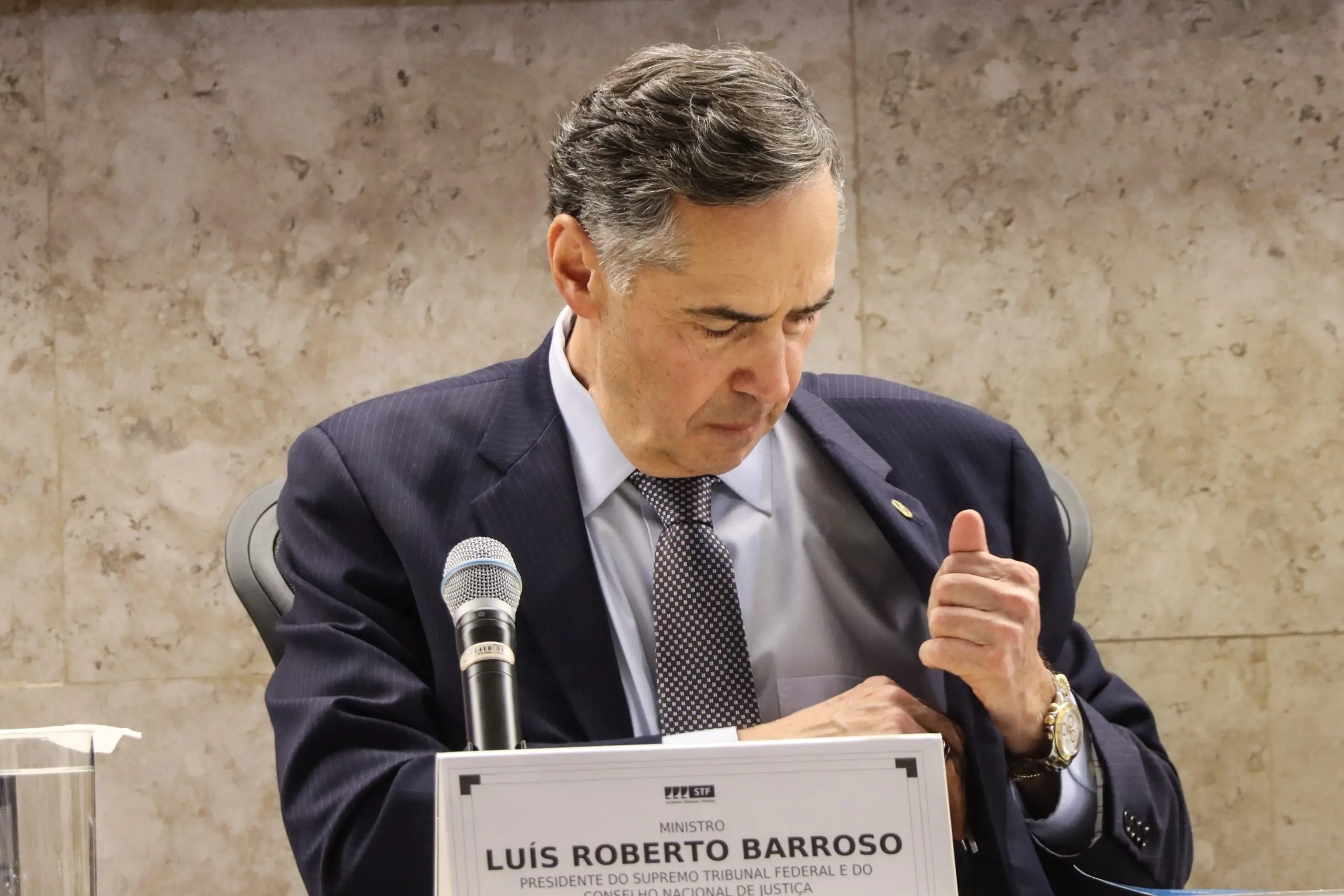 Servidores do Judiciário protestam contra desigualdade salarial em carta a Luís Roberto Barroso