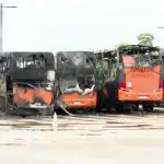 Criminosos atearam fogo em um carro e tentaram destruir uma viatura da PM de Rondônia