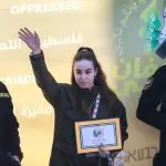 Agam Berger acena antes de ser libertada por integrantes do Hamas, em Jabalia | Foto: Reprodução/Twitter/X