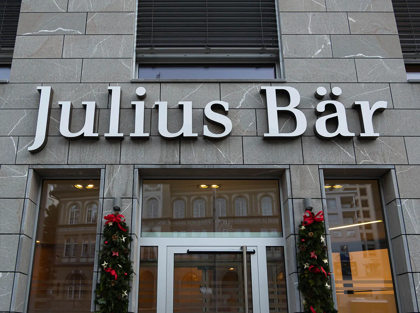 Edifício do banco Julius Baer, uma das maiores e mais antigas instituições bancárias suíças, em St. Moritz, Suíça | Foto: Shutterstock