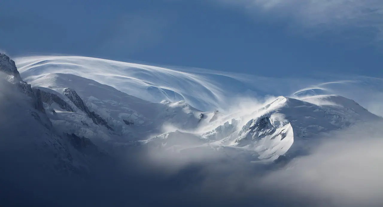 Imagem de uma montanha com neve, para ilustrar a tempestade de inverno nos EUA