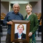 Clarice Claudino da Silva e pintura que custou R$ 5,5 mil. Foto: @victor.h.santos.79 via Threads; tjmt