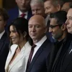 Os empresários Mark Zuckerberg (esq.), Jeff Bezos (centro) e Elon Musk (dir.) estiveram presentes na posse de Trump | Foto: Reprodução/Twitter/X