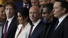 Os empresários Mark Zuckerberg (esq.), Jeff Bezos (centro) e Elon Musk (dir.) estiveram presentes na posse de Trump | Foto: Reprodução/Twitter/X