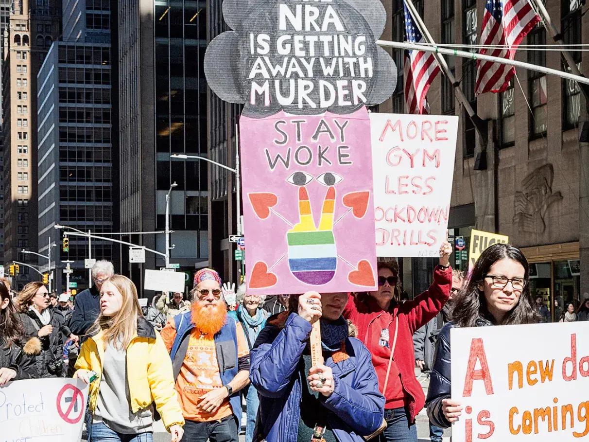 Woke, além da tradução literal do pretérito perfeito ‘acordei’, se tornou uma gíria norte-americana que indica certa ‘consciência’ das lutas de ‘minorias’ | Foto: Reprodução/Redes sociais