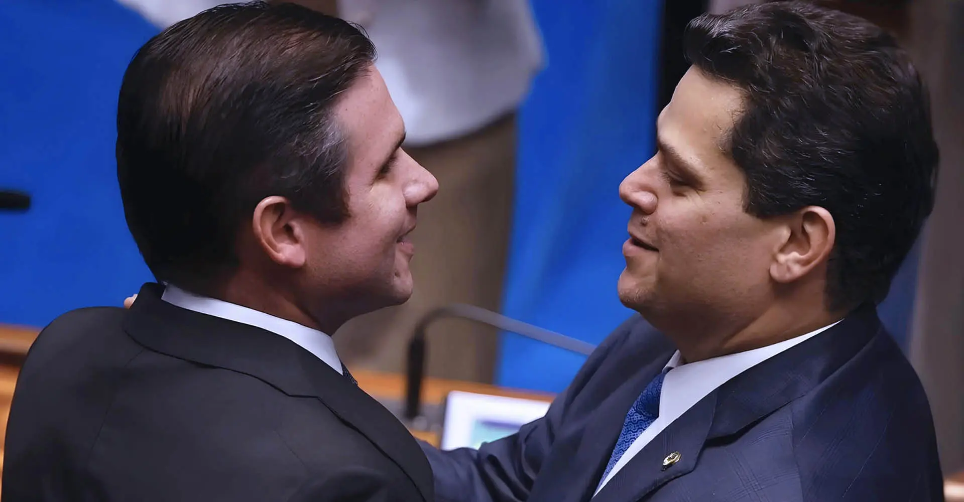Hugo Motta e Davi Alcolumbre: 'Os candidatos à presidência da Câmara e do Senado, na vida real do Brasil, não eram Winston Churchill e Ruy Barbosa | Foto: Reprodução/X