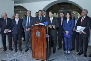 O presidente do Senado, Davi Alcolumbre, ao lado o ministro da Fazenda Fernando Haddad, em conversa com jornalistas depois de uma reunião na residência oficial do Senado | Foto: Antônio Cruz/Agência Brasil