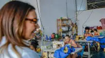 Janja posta imagens dentro do barracão de escola de samba