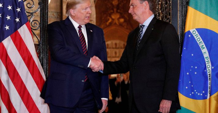 Donald Trump, presidente dos EUA, aperta a mão do presidente brasileiro Jair Bolsonaro antes de participar de um jantar de trabalho no resort Mar-a-Lago em Palm Beach, Flórida, EUA (7/3/2020) | Foto: Reuters/Tom Brenner/Foto de arquivo