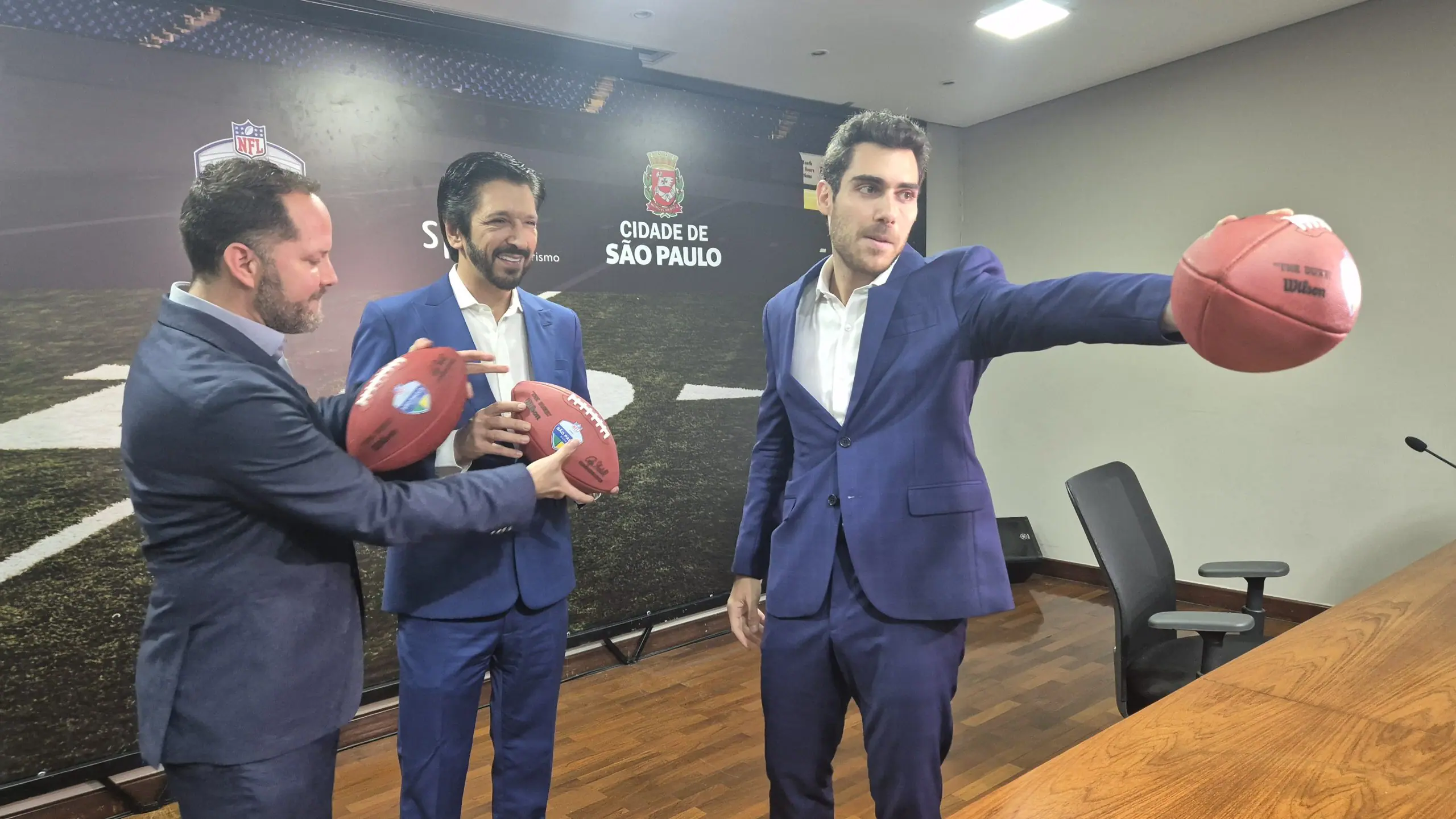 Da esquerda para a direita, o diretor-geral da NFL no Brasil, Luis Martinez; o prefeito de São Paulo, Ricardo Nunes, e o presidente da SPTuris, Gustavo Pires | Foto: Tauany Cattan/Revista <b>Oeste</b>