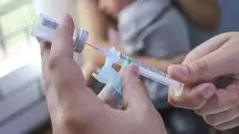 Vacinação contra gripe e covid em crianças de Curitiba, em alusão à nota da crítica do jornal O Globo para a gestão de vacinas do governo Lula