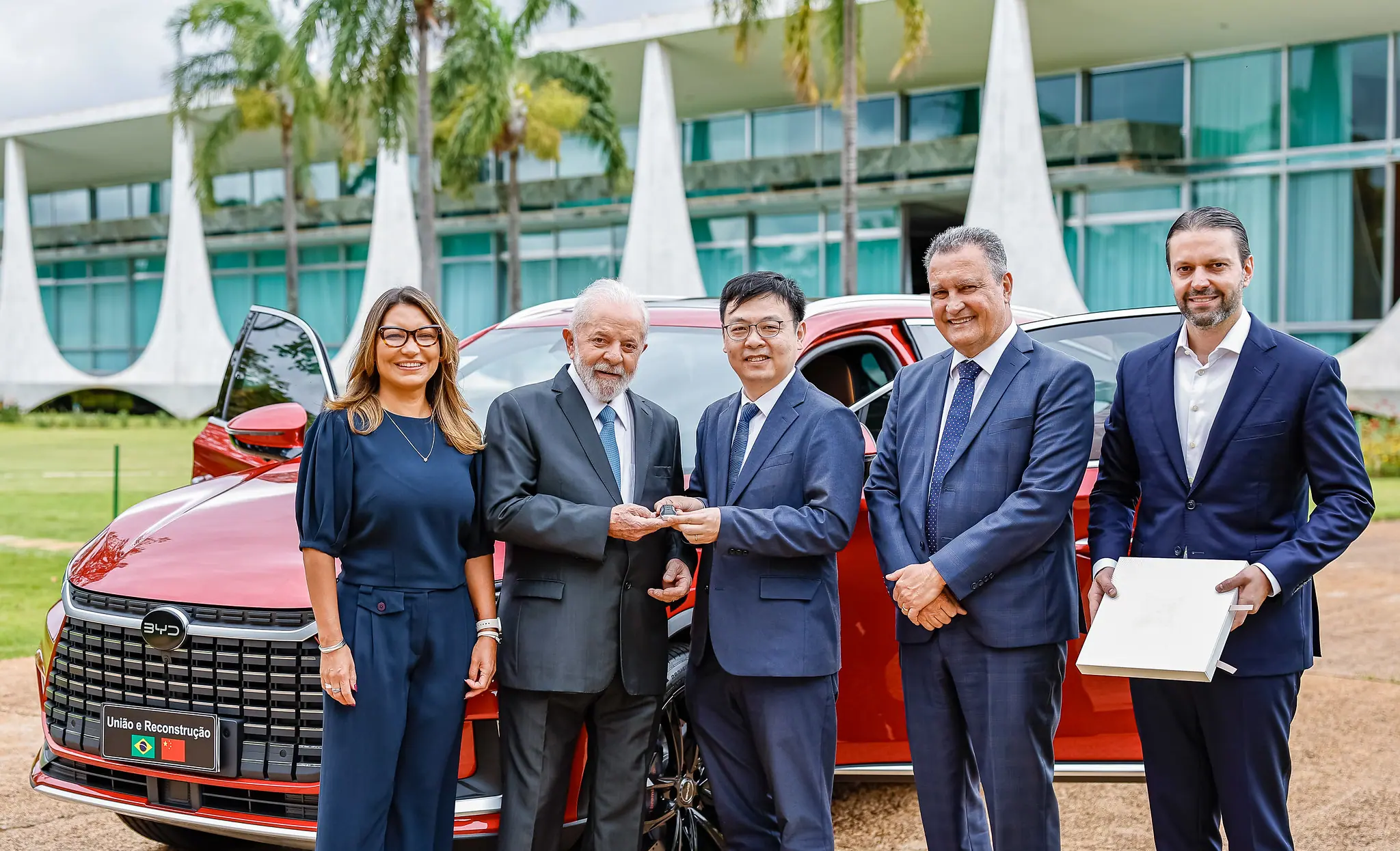Lula fecha acordo com a BYD