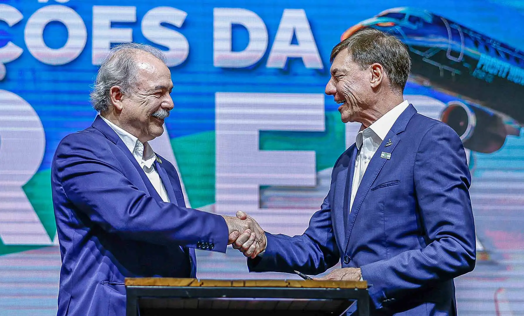 Aloizio Mercadante, Presidente do BNDES, e Francisco Gomes Neto, CEO da Embraer, durante cerimônia de anúncio de financiamento do BNDES às exportações da Embraer, no Hangar F-300, da fábrica da Embraer, em São José dos Campos, SP (19/7/2024) |
Foto: Ricardo Stuckert/PR