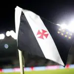 Bandeirinha de escanteio com as marcações do Vasco da Gama, no Estádio São Januário