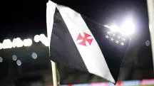 Bandeirinha de escanteio com as marcações do Vasco da Gama, no Estádio São Januário