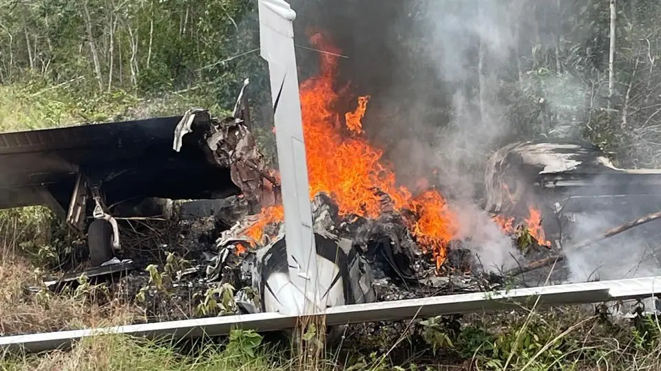Pilotos incendiaram a aeronave com drogas e fugiram do local | Foto: Comando de Operações Aeroespaciais/Divulgação