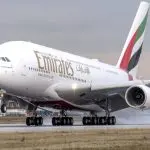 O A380, maior avião do mundo, durante operação em um dos aeroportos da Europa: passagens na primeira classe custam mais de R$ 100 mil | Foto: Emirates/Divulgação