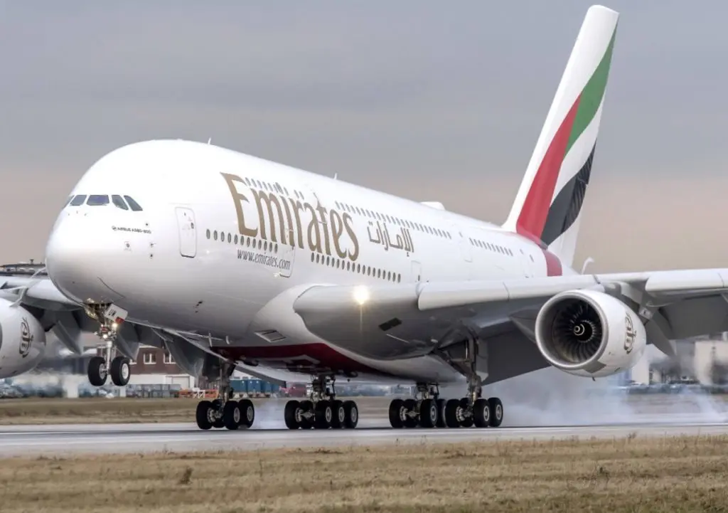 O A380, maior avião do mundo, durante operação em um dos aeroportos da Europa: passagens na primeira classe custam mais de R$ 100 mil | Foto: Emirates/Divulgação