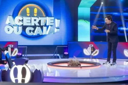 Acerte ou Caia! é apresentado por Tom Cavalcante