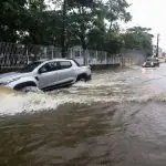 Chuvas causam alagamento em Recife