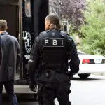 Agente do FBI em trabalho, em alusão à nota do departamento de óvnis do grupo