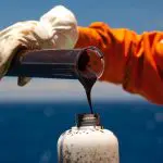 Amostra de petróleo | Foto: Roberto Rosa/Agência Petrobras