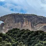 A quase 2 mil metros acima do nível do mar, a Pedra do Baú é a principal referência turística na cidade: trilhas, convívio com a fauna e paisagens deslumbrantes | Foto: Foto: Wikimédia Commons / Flipar