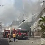 Bombeiros tiveram trabalho para dominar o incêndio que atingiu primeiramente o telhado do prédio histórico em Salvador | Foto: Reprodução/TV Bahia