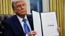 O presidente dos EUA, Donald Trump, segura uma ordem executiva no Salão Oval da Casa Branca, em Washington - 31/1/2025 | Foto: Carlos Barria/Reuters