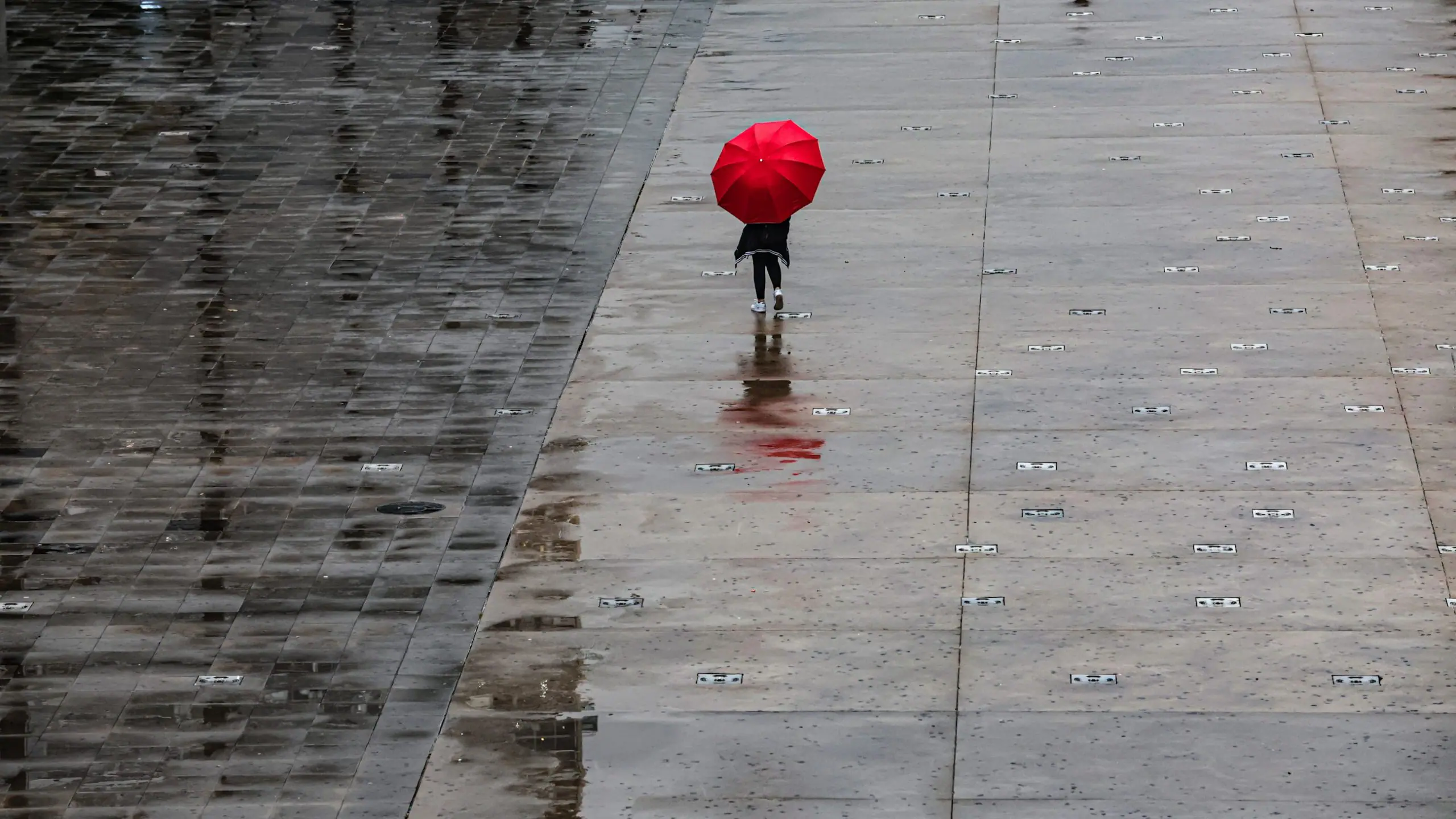 30/01/2025 - Chuva leve no final da tarde no Vale do Anhangabaú, centro de São Paulo | Foto: Paulo Pinto/Agência Brasil