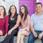 Clezão, ao lado de sua mulher e filhas