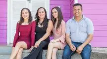 Clezão, ao lado de sua mulher e filhas