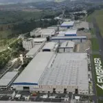 Fábrica da Embraer, em São José dos Campos (SP), onde foi fundada: recuperação depois de duas crises agudas com Boeing e pandemia | Foto: Embraer/Divulgação