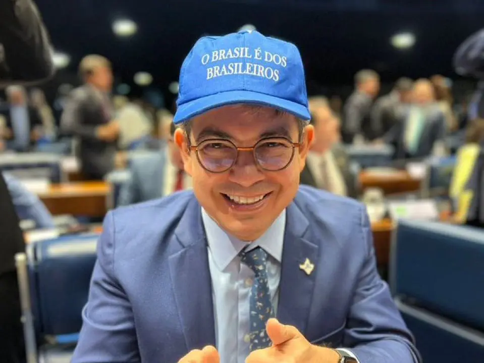 Sidônio Palmeira, ministro da secretaria de Comunicação do governo Lula, usa boné com o slogan | Foto: Reprodução/X