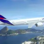 Imagem de um avião da Latam voos; Portugal