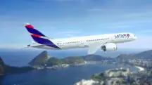 Imagem de um avião da Latam voos; Portugal