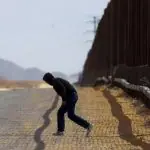 Imigrante invade território dos Estados Unidos através de uma fenda no muro da fronteira com o México: imprensa distante da realidade | Foto: Reuters/Jose Luis Gonzalez