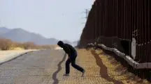 Imigrante invade território dos Estados Unidos através de uma fenda no muro da fronteira com o México: imprensa distante da realidade | Foto: Reuters/Jose Luis Gonzalez